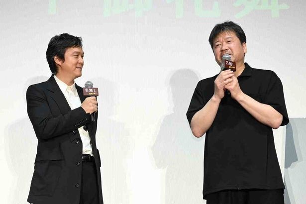 映画の大ヒットを喜び合った2人 [c]佐藤二朗 永田諒 / ヒーローズ [c]2026 映画「名無し」製作委員会