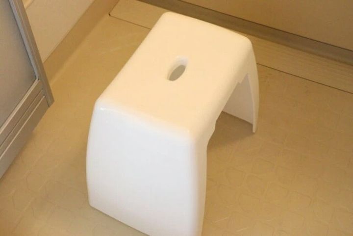ダイソー 再生プラ配合風呂いす（オリーブ、ホワイト、高さ35cm）