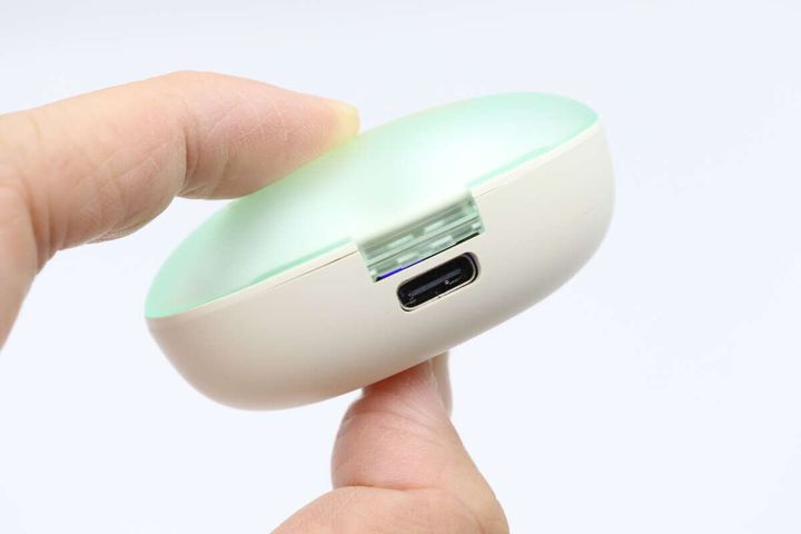 完全ワイヤレスイヤホン（TWS006、ブルー×アイボリー） 充電口