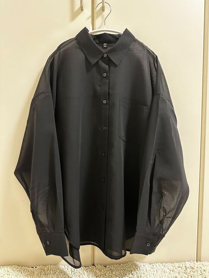 GU シアードルマンスリーブシャツQ 09 BLACKの商品写真（ハンガー掛け）