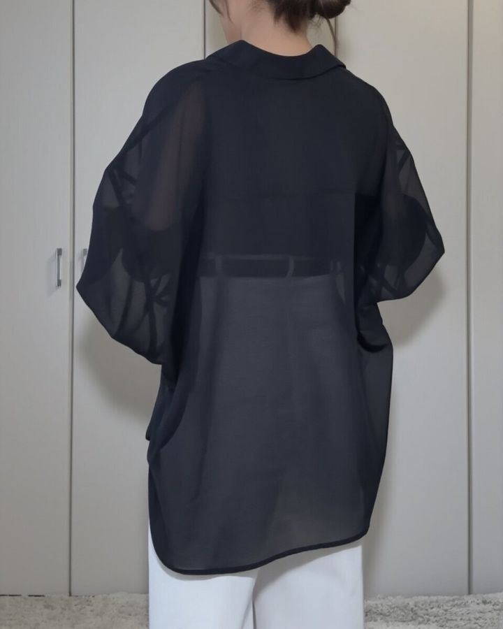 GU シアードルマンスリーブシャツQ 背面の着用シルエットとヒップが隠れる丈感
