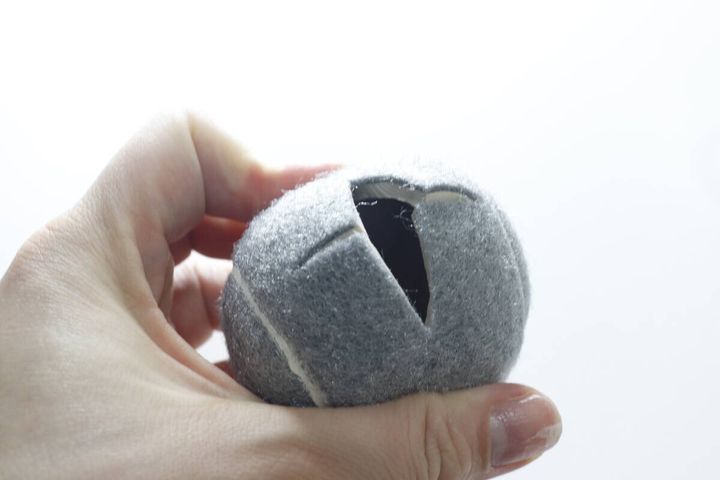 ダイソーのテニスボール型椅子脚カバー（4個、グレー）の切り込み