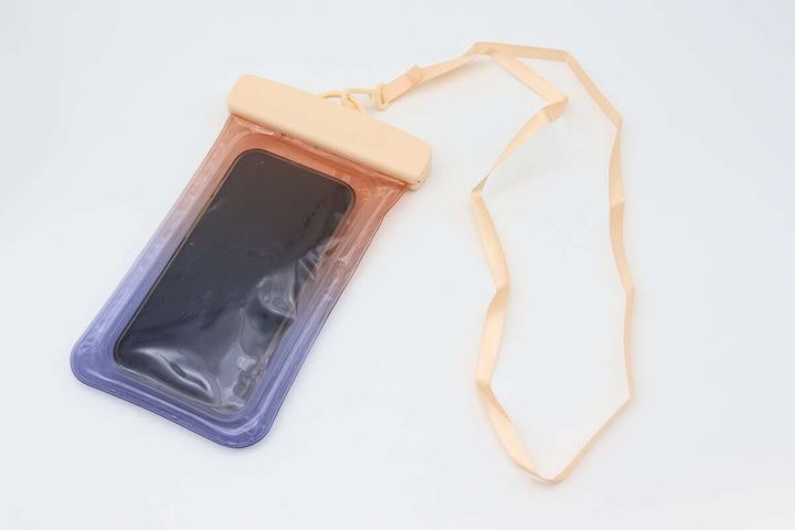 スマートフォン防水ケース（パープル） 使用例
