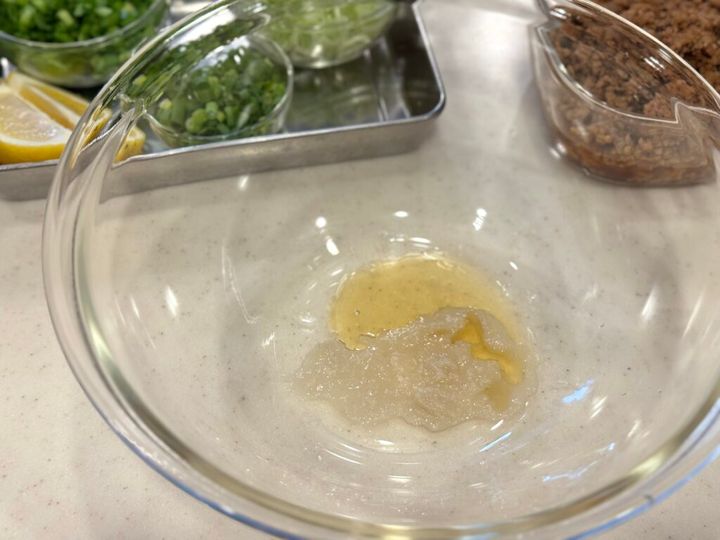 玉ねぎ麹とごま油をハリオの浅型ボウルに入れる