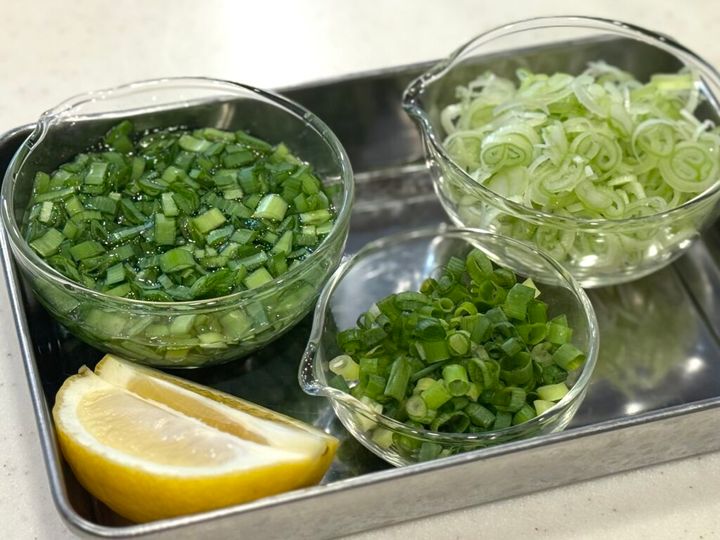 カットしたニラと長ネギと小葱とレモンバッドに置くと使いやすいガラスのお皿