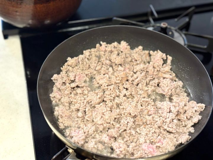 フライパンで豚ひき肉を炒める