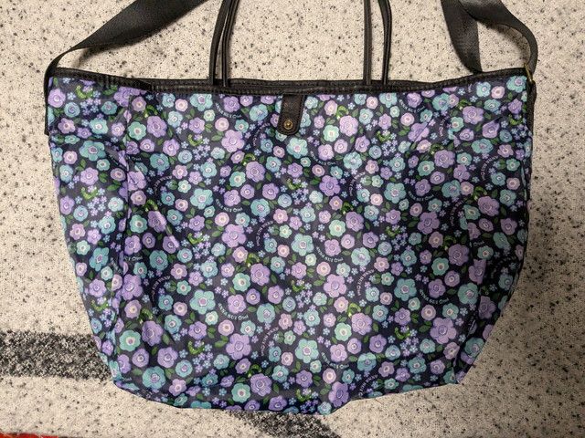 ANNA SUI miniトートバッグを裏返した状態。フラワープリント面が表になっている