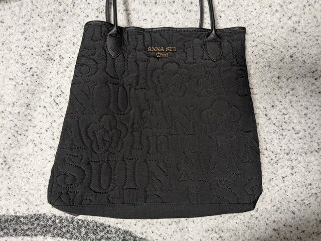 ANNA SUI miniトートバッグのフラワープリント面。パープルとブルーの花柄が全面に広がる