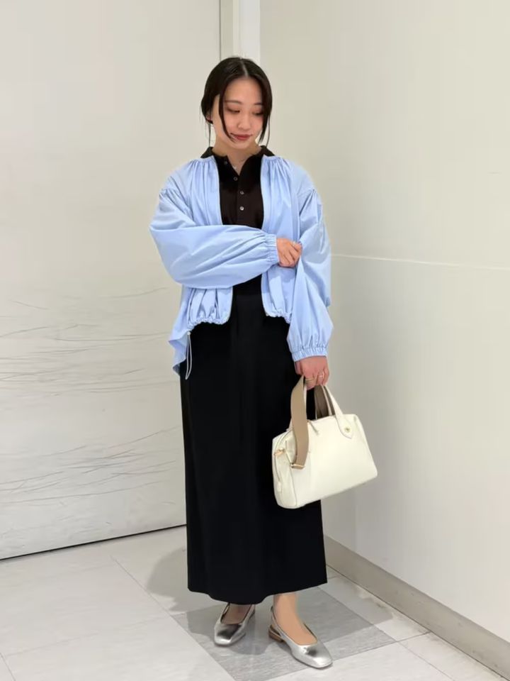 シルバーの靴が一足あるとおしゃれ度アップ