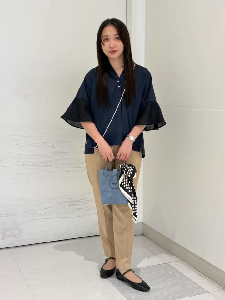 ネイビーのフレア袖ブラウスで上品＆華やか