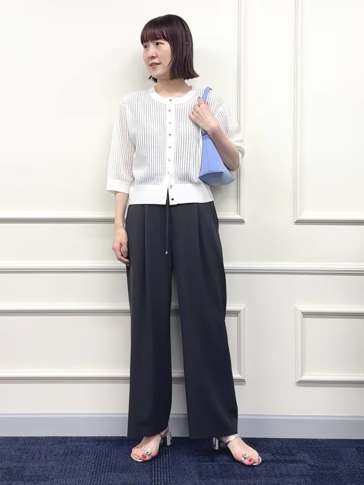 メッシュカーデは六分袖＆クルーネックで上品に