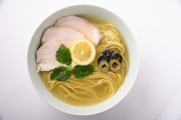 広島の百貨店・福屋が顧客や地元企業と共同開発した「うま糀らぁめん」を販売開始