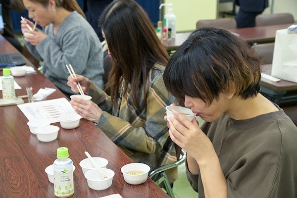 広島の百貨店・福屋が顧客や地元企業と共同開発した「うま糀らぁめん」を販売開始
