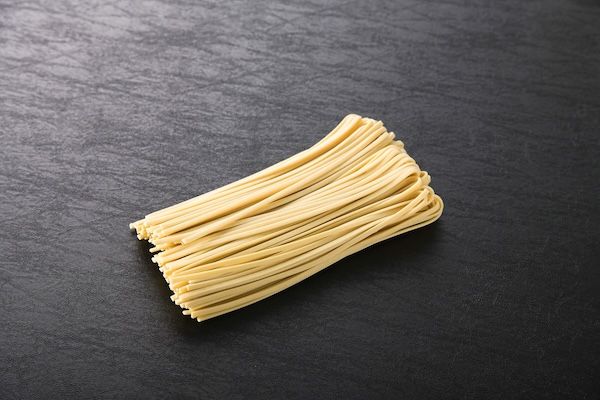 広島の百貨店・福屋が顧客や地元企業と共同開発した「うま糀らぁめん」を販売開始