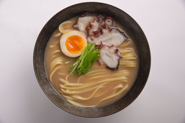 広島の百貨店・福屋が顧客や地元企業と共同開発した「うま糀らぁめん」を販売開始