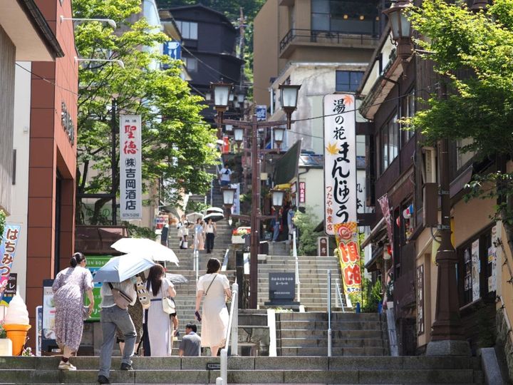 All About ニュース編集部が全国250人を対象に実施した「旅行先に関するアンケート」の調査結果から、梅雨に行きたいと思う「群馬県の旅行先」ランキングを発表！ 2位「伊香保温泉」を抑えた1位は？