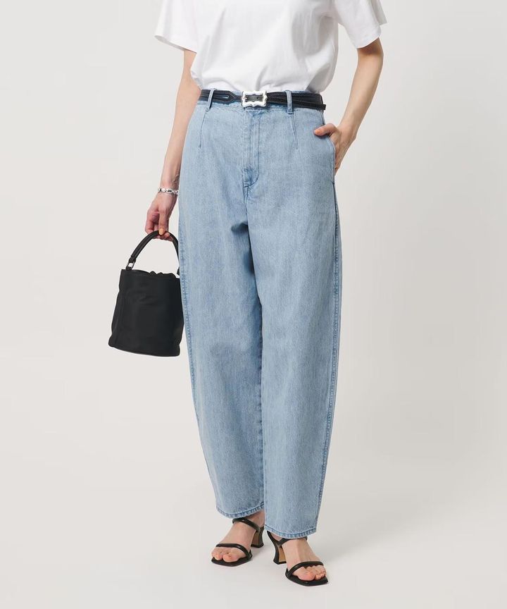 画像: 「カーブ デニムパンツ」￥24,970 出典：ユナイテッドアローズ