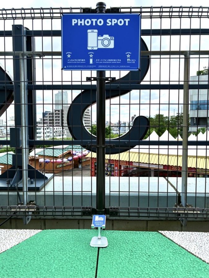 LOOK UP CAFE TOKYO SKYTREE 足元にスマートフォンを置くことができます。
