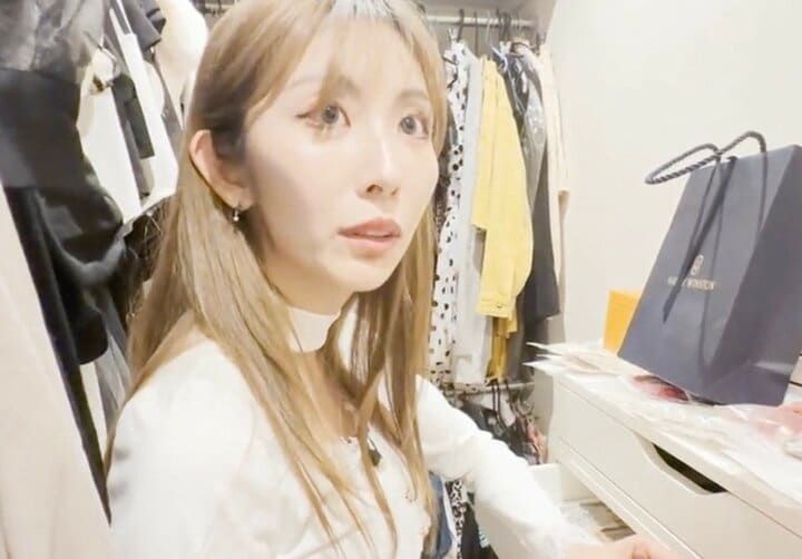 【写真・画像】「26歳差婚」4児の母の31歳セレブ妻「GUCCI風のSHEINです」家賃170万円の自宅クローゼットを公開「物欲がないので」 1枚目