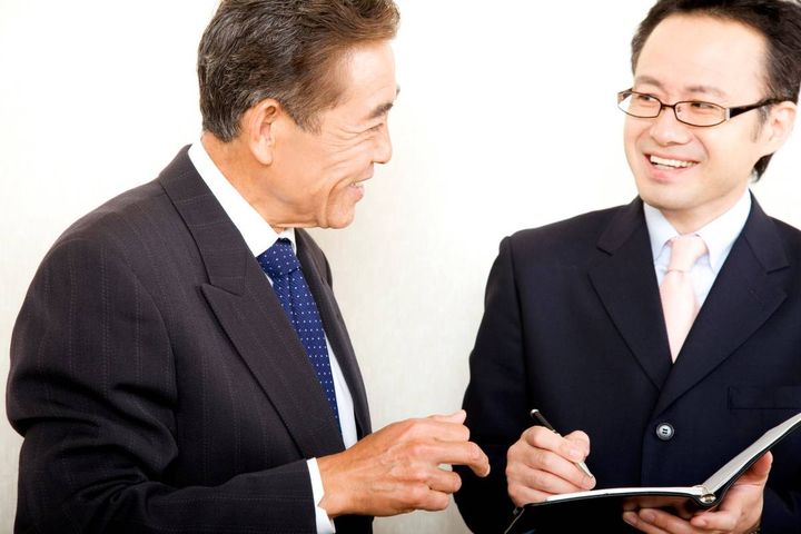 話す人
