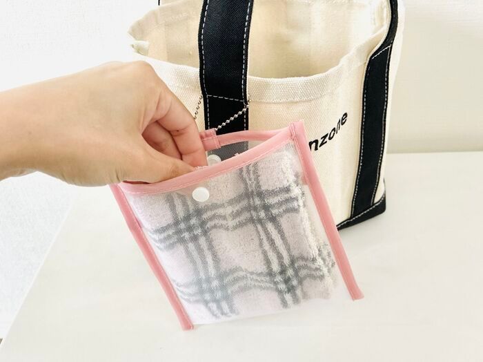 【セリア】「バッグの中がジメジメ問題」をついに解決！フラットな『専用ポーチ』がこれからの季節に大活躍♪