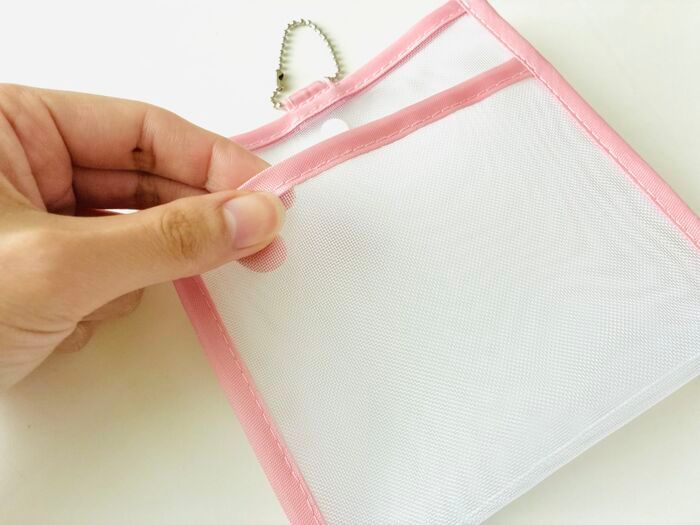 【セリア】「バッグの中がジメジメ問題」をついに解決！フラットな『専用ポーチ』がこれからの季節に大活躍♪