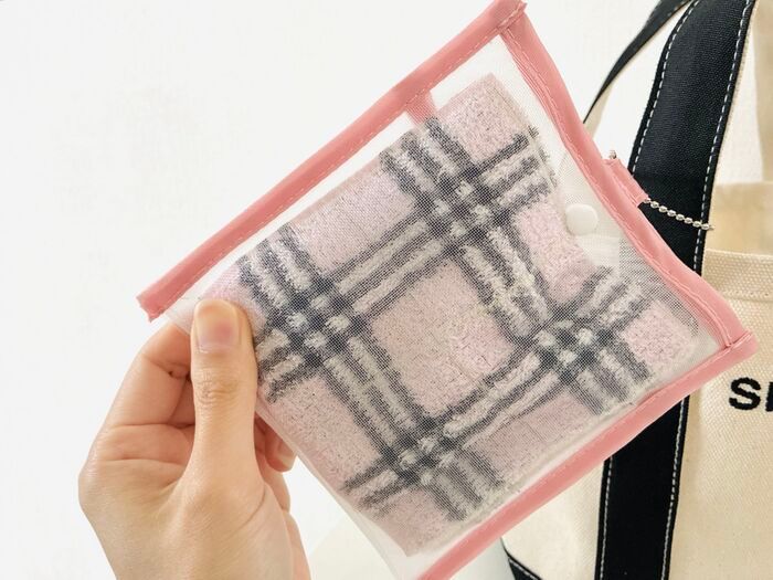 【セリア】「バッグの中がジメジメ問題」をついに解決！フラットな『専用ポーチ』がこれからの季節に大活躍♪