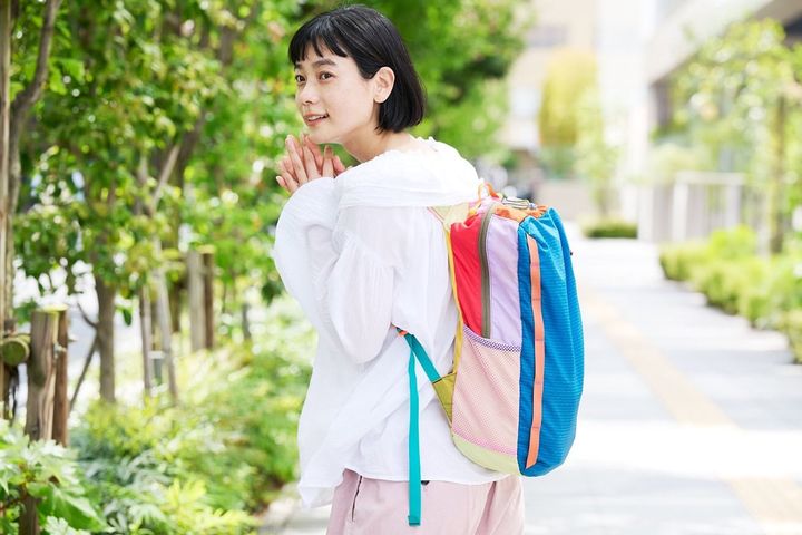 どの角度から見ても表情豊かなカラーリング。シンプルな装いに合わせるだけで着こなしのアクセントになります。