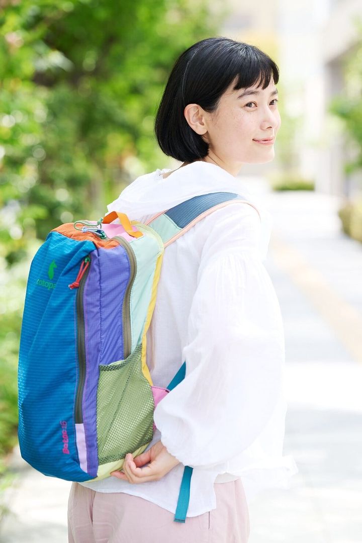 約340gの軽量設計で背負い心地も快適。肩への負担が少なく、長時間のお出かけにも活躍します。