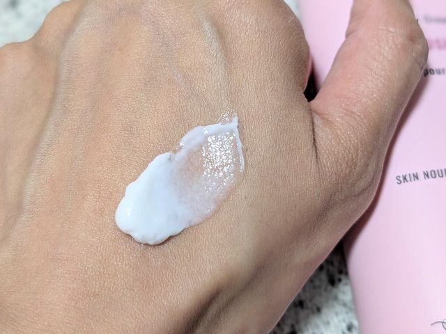 ラリン ROSE ボディクリームのテクスチャーを手の甲にスウォッチした様子