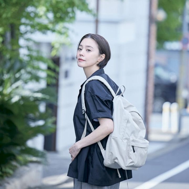 ユニウォーカーデイパック23（サファリ）9900円、ゼロテックス オープンカラーシャツ（ブラック）88 00円（ともにコールマン） パンツ1万4850円（カランシエル／シップス インフォメーションセンター）