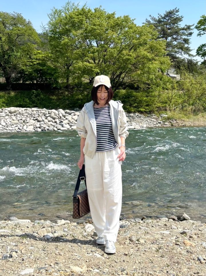 アウター : PLUS OTO.HA、トップス : TOMORROWLAND、パンツ ; B.C STOCK、バッグ : LOUIS VUITTON、シューズ : GABOR