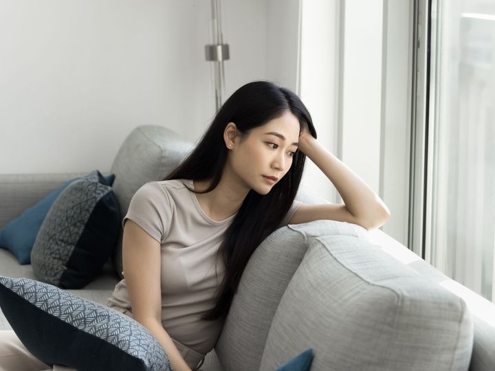 【公認心理師が回答】「なんとなく憂うつ」「疲れが取れない」は気のせいではありません。実は梅雨特有のジメジメ気候が、心身の不調に深く関わっているのです。その意外なメカニズムとは？（※画像：Shutterstock.com）