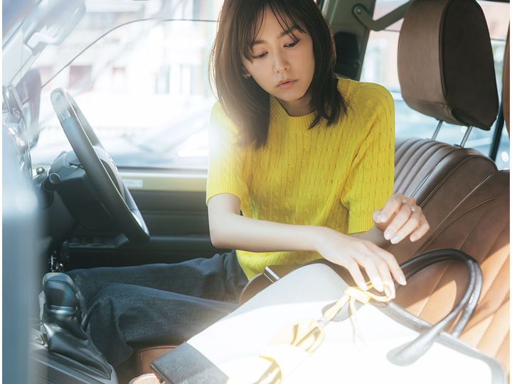 マカフィーのイエローのケーブルニットを着た桐谷美玲さん