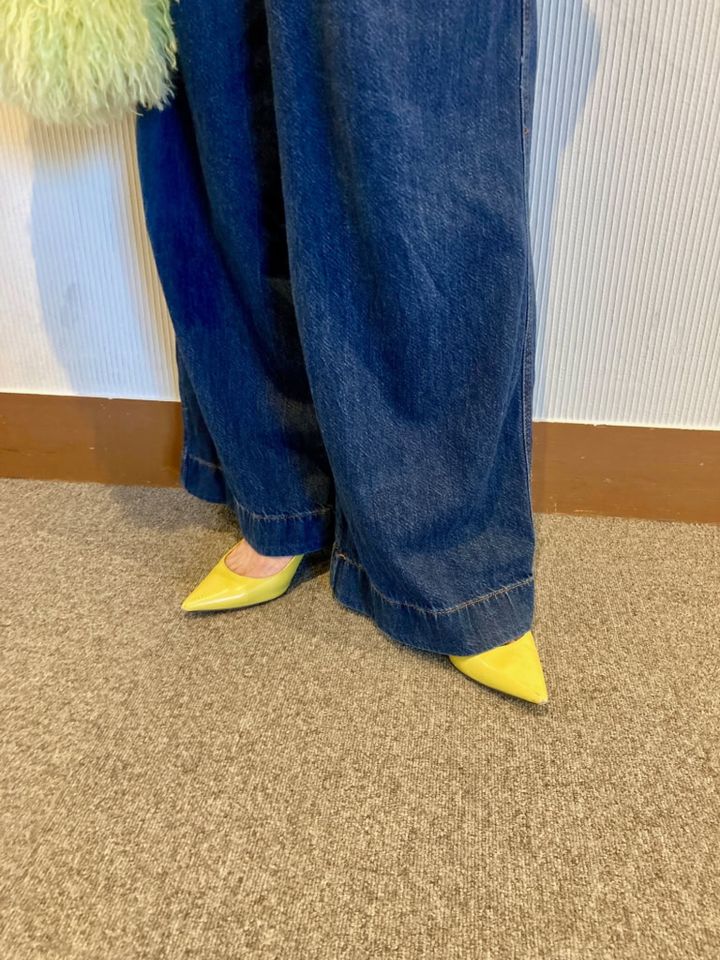 靴は「FURLA」