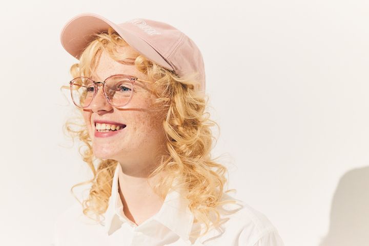 ピンク、ブルー、パープル、グリーン、イエロー。コーデが華やぐ小物15選