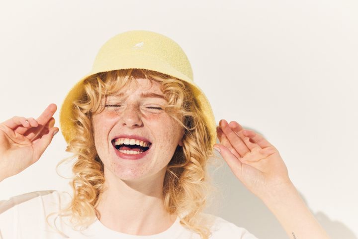 ピンク、ブルー、パープル、グリーン、イエロー。コーデが華やぐ小物15選