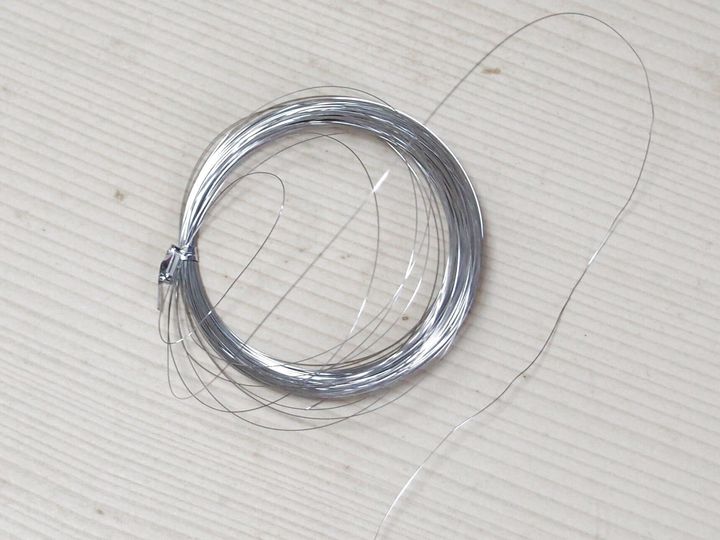 細ワイヤーでグルグル絡めます