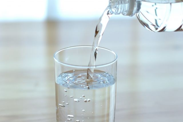 ペットボトル水を注ぐ