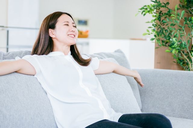 部屋でリラックスする女性