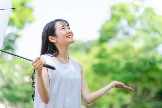 梅雨に傘を持ったアジア人女性