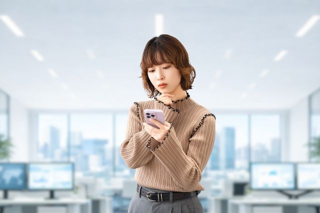 スマホを見る女性