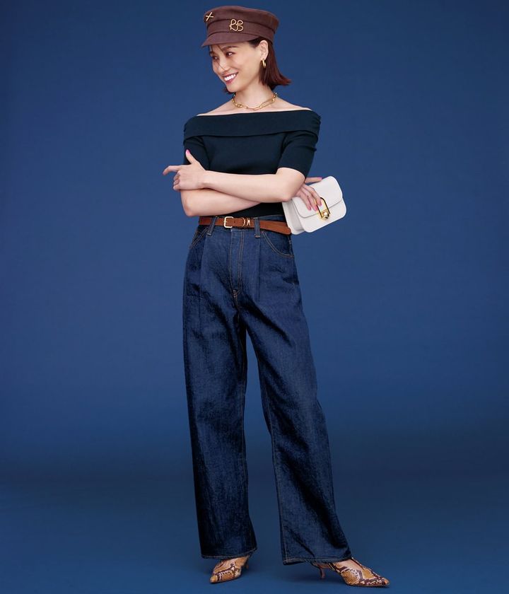 小濱なつき オフショルダーニット デニムパンツ 帽子 コーデ