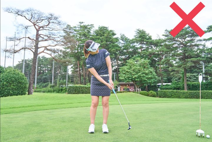 どっちが正解？パッティングのコツは「ボールを見ないこと」