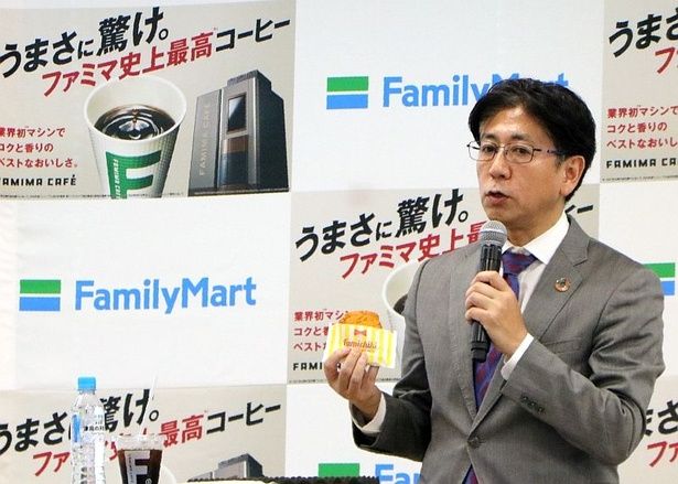 高倉さんおすすめのペアリングは「アイスコーヒー(濃いめ)」×「ファミチキ(骨なし)」。パンチのあるファミチキのスパイシーさ、それに負けていないコーヒーの存在感を楽しめる