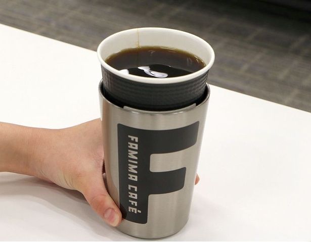 「タンブラー ファミマカフェ」に「FAMIMA CAFE」のLLサイズを入れてみた。ドリンクを冷たいまま、温かいまま飲めるのはうれしい！