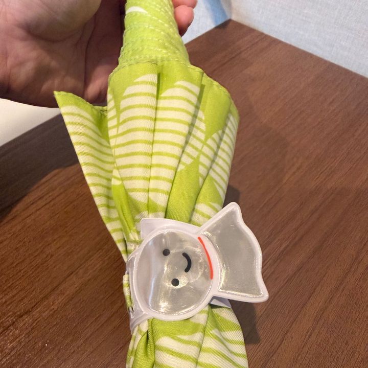 【セリア】雨の日に付ける『てるてる坊主』？1つで3役こなす優秀な傘アイテム！
