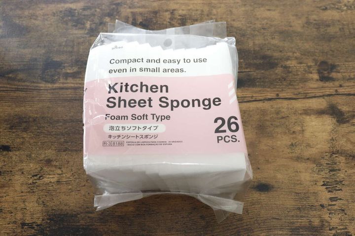 ダイソーのキッチンシートスポンジ（26枚、泡立ちソフトタイプ）のパッケージ