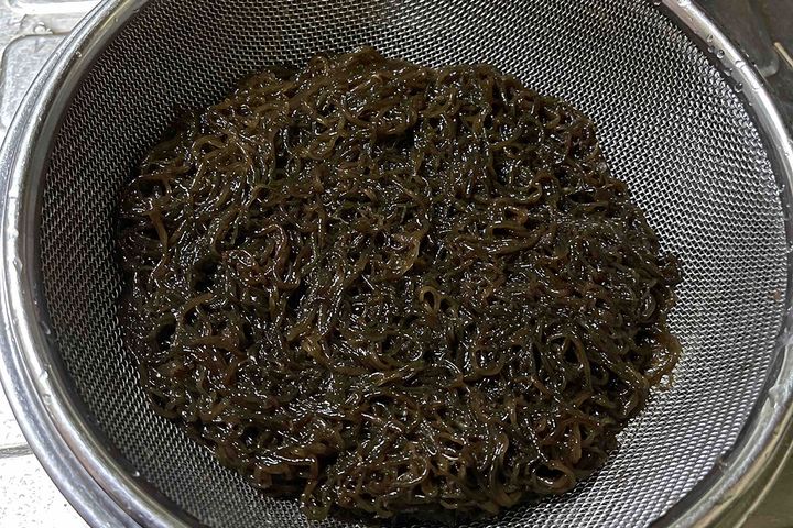初夏が旬の「生もずく」。真水に10分ほど浸し、塩抜きしてから調味します。