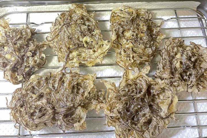 「もずく」の天ぷら。水で溶いた天ぷら粉（小麦粉でもOK）にくぐらせ、170℃程度でカラッとなるまで揚げます。塩やポン酢でいただくとおいしいです！